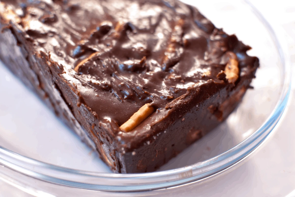 Blok czekoladowy na szklanym talerzu